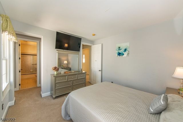 14 Bluffs Ct, Hamburg Boro, NJ 07419