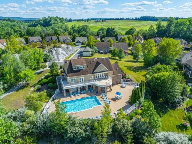 14 Bluffs Ct, Hamburg Boro, NJ 07419