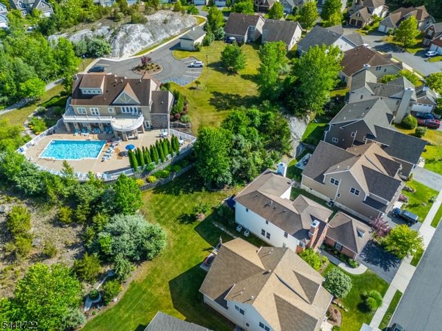14 Bluffs Ct, Hamburg Boro, NJ 07419