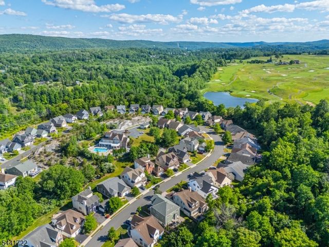 14 Bluffs Ct, Hamburg Boro, NJ 07419