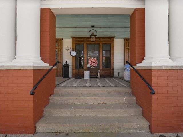 208 Henrietta Street, Ravenswood, WV 26164