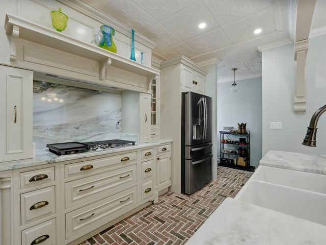 208 Henrietta Street, Ravenswood, WV 26164