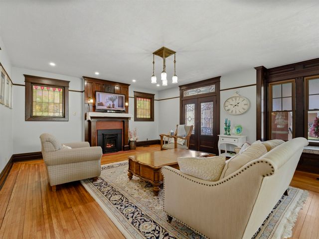 208 Henrietta Street, Ravenswood, WV 26164