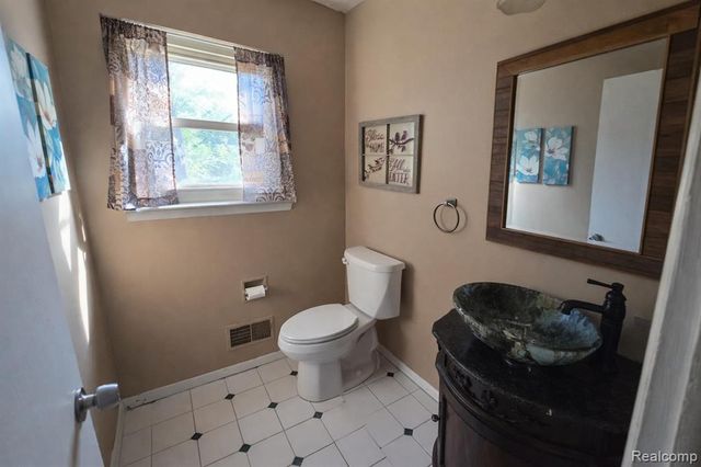 5969 Pleasant Drive, Waterford, MI 48329