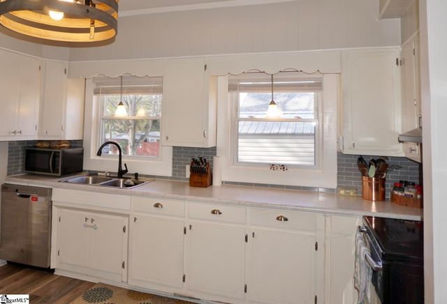 208 Hill Street, Wellford, SC 29385