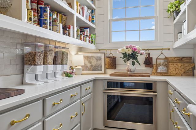 1010 Luxborough Dr, Hendersonville, TN 37075