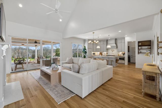 1010 Luxborough Dr, Hendersonville, TN 37075