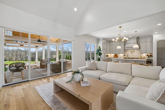 1010 Luxborough Dr, Hendersonville, TN 37075