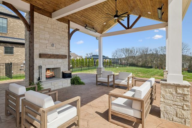 1010 Luxborough Dr, Hendersonville, TN 37075