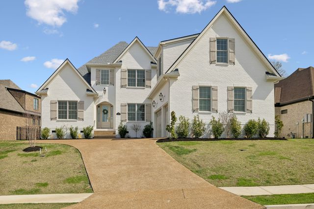 1010 Luxborough Dr, Hendersonville, TN 37075