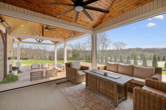 1010 Luxborough Dr, Hendersonville, TN 37075