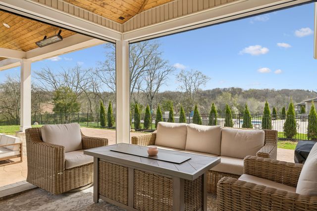 1010 Luxborough Dr, Hendersonville, TN 37075