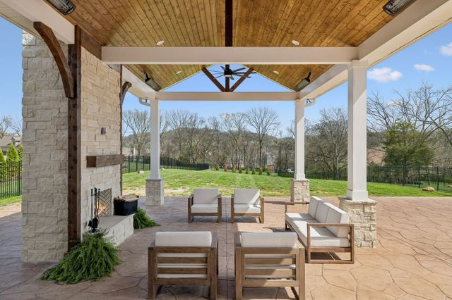 1010 Luxborough Dr, Hendersonville, TN 37075