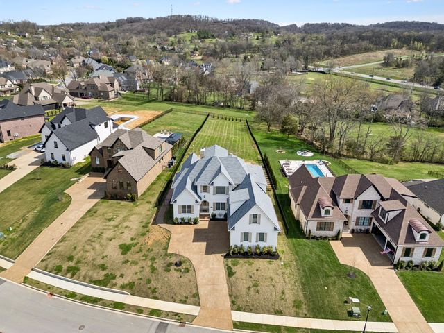 1010 Luxborough Dr, Hendersonville, TN 37075