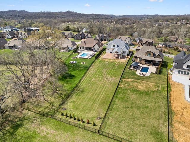 1010 Luxborough Dr, Hendersonville, TN 37075