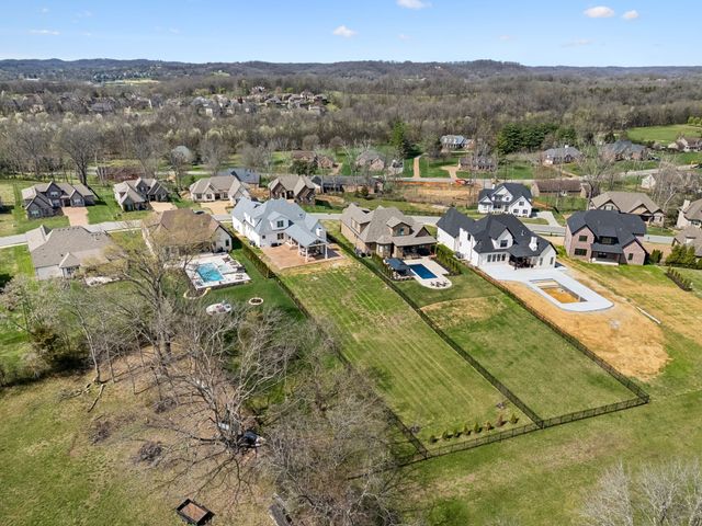 1010 Luxborough Dr, Hendersonville, TN 37075