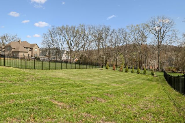 1010 Luxborough Dr, Hendersonville, TN 37075