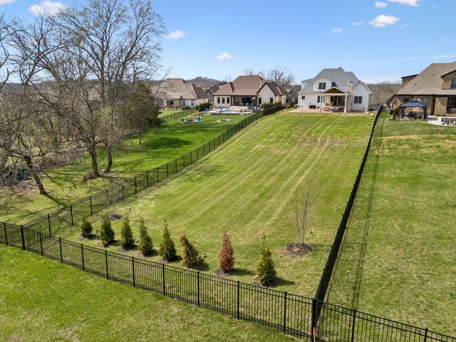 1010 Luxborough Dr, Hendersonville, TN 37075