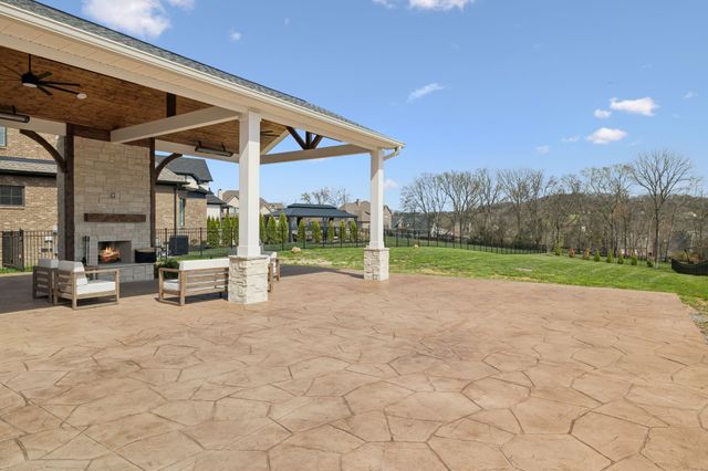 1010 Luxborough Dr, Hendersonville, TN 37075