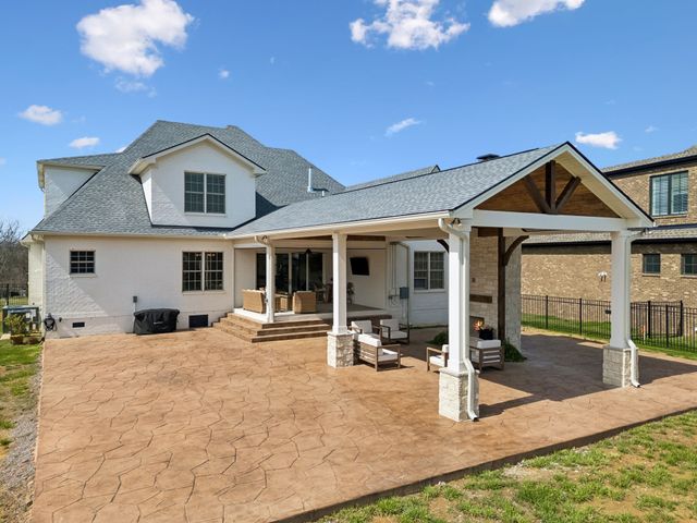 1010 Luxborough Dr, Hendersonville, TN 37075