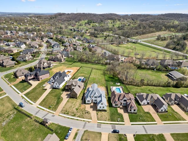 1010 Luxborough Dr, Hendersonville, TN 37075
