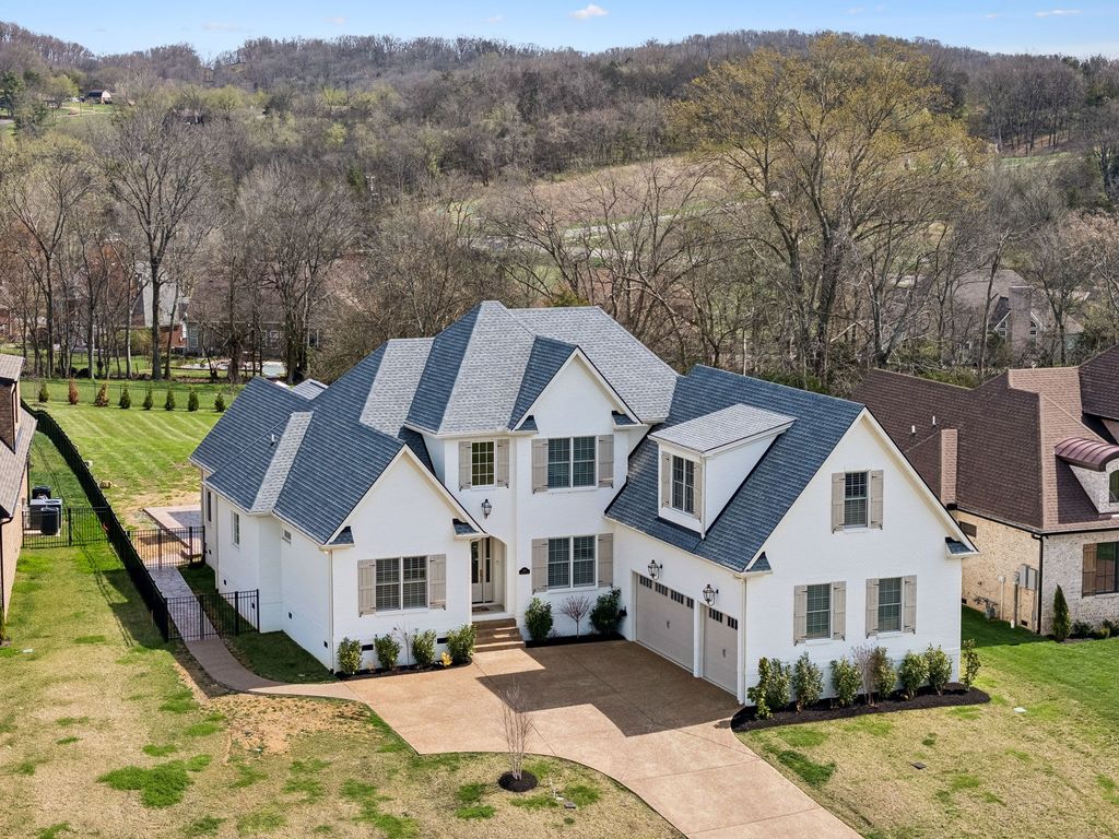 1010 Luxborough Dr, Hendersonville, TN 37075