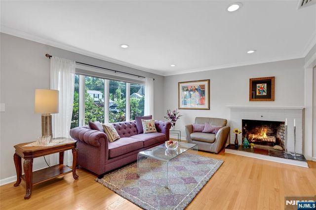 98 Walnut Street, Oakland, NJ 07436
