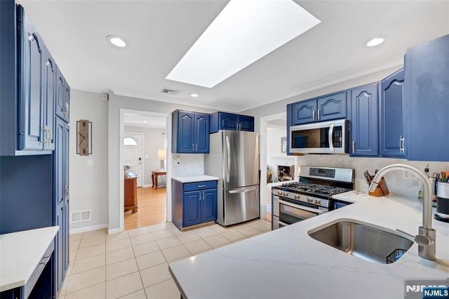 98 Walnut Street, Oakland, NJ 07436