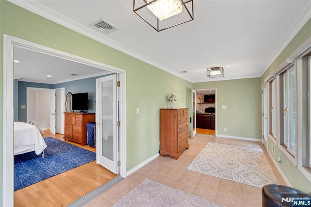 98 Walnut Street, Oakland, NJ 07436