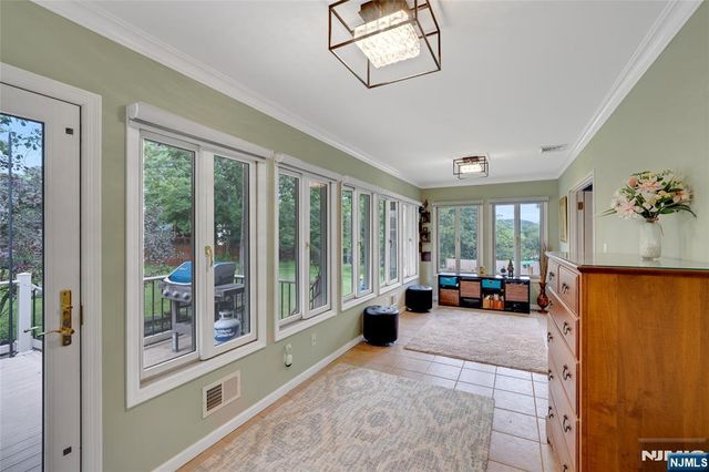 98 Walnut Street, Oakland, NJ 07436