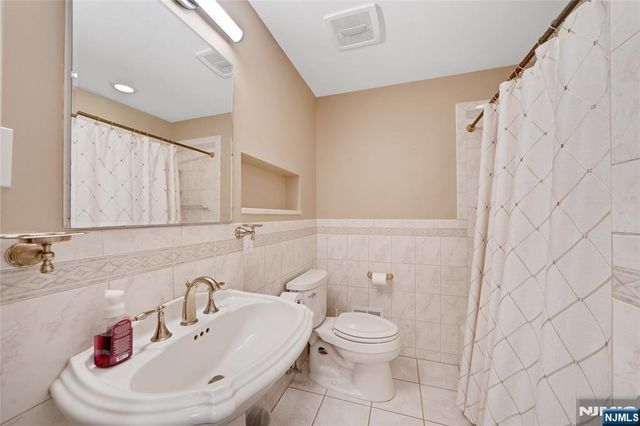 98 Walnut Street, Oakland, NJ 07436
