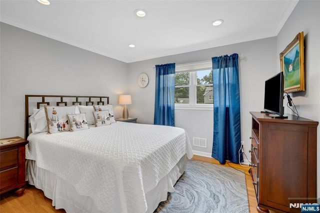 98 Walnut Street, Oakland, NJ 07436