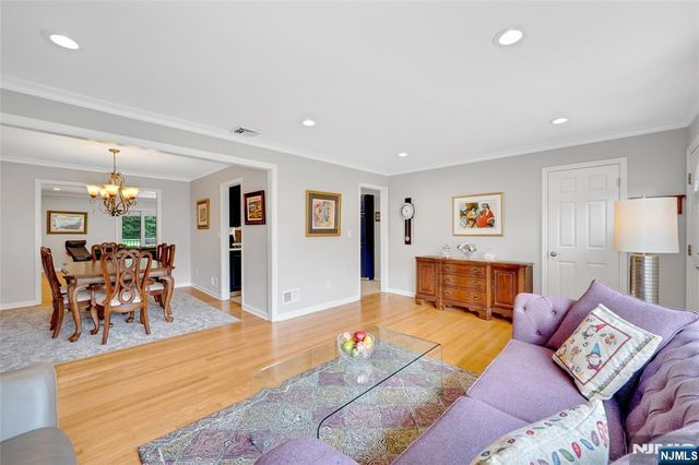 98 Walnut Street, Oakland, NJ 07436