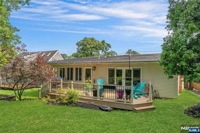 98 Walnut Street, Oakland, NJ 07436