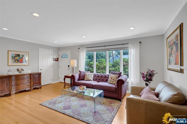 98 Walnut Street, Oakland, NJ 07436