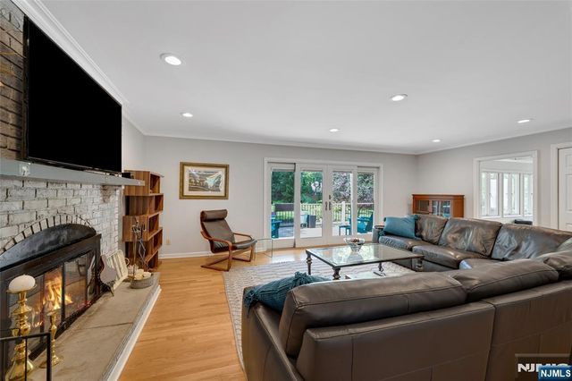 98 Walnut Street, Oakland, NJ 07436