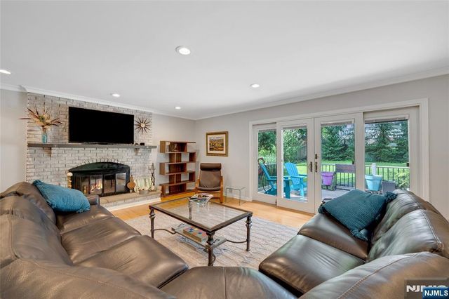 98 Walnut Street, Oakland, NJ 07436