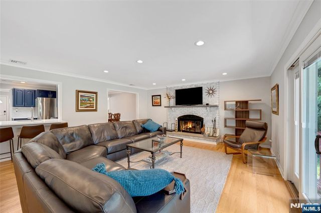 98 Walnut Street, Oakland, NJ 07436