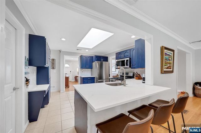 98 Walnut Street, Oakland, NJ 07436