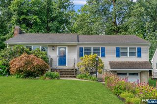 98 Walnut Street, Oakland, NJ 07436