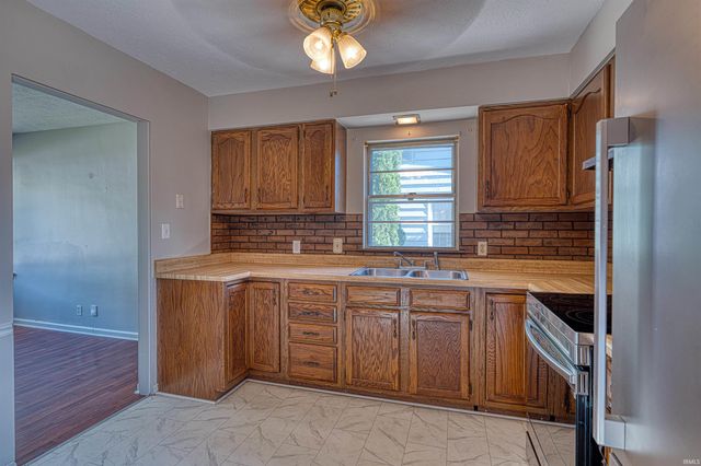 2459 Ravenswood Drive, Evansville, IN 47714