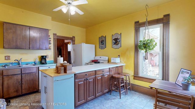 325 N Sycamore Street, Lansing, MI 48933