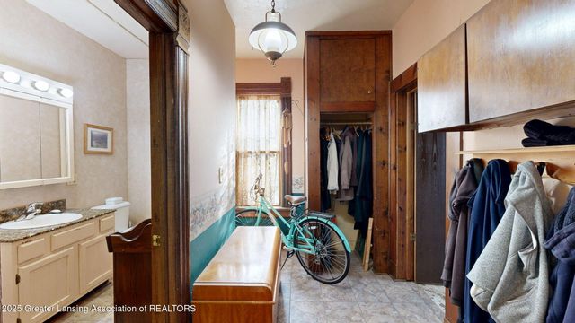 325 N Sycamore Street, Lansing, MI 48933