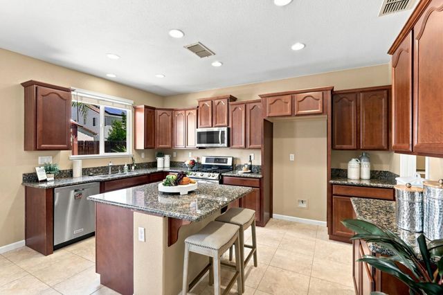 611 Tara Bella Dr, Lincoln, CA 95648