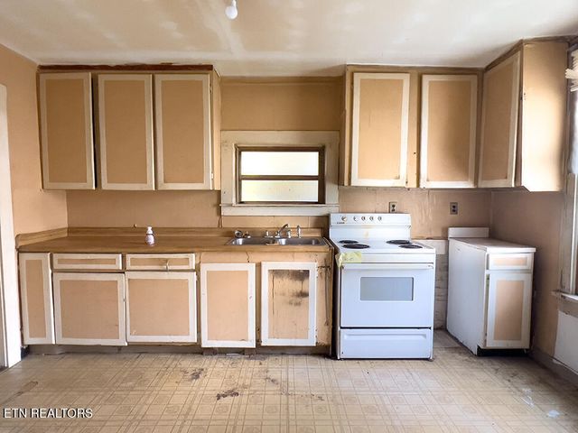 1202 Georgia Ave, Athens, TN 37303