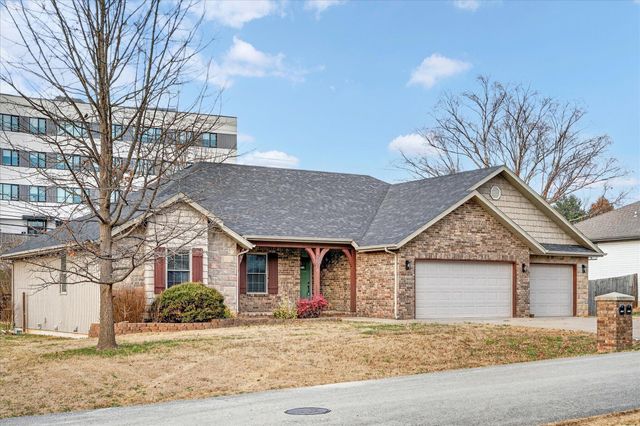 2207 E Lark Street, Springfield, MO 65804