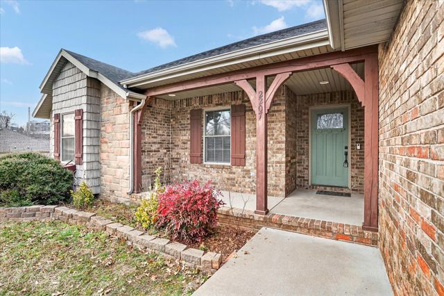 2207 E Lark Street, Springfield, MO 65804