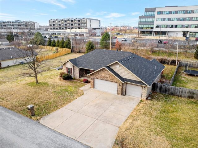 2207 E Lark Street, Springfield, MO 65804