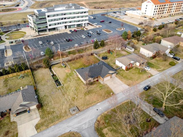 2207 E Lark Street, Springfield, MO 65804