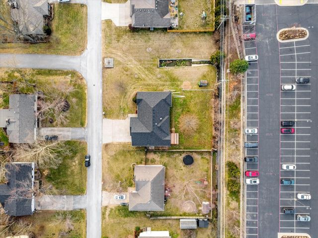 2207 E Lark Street, Springfield, MO 65804